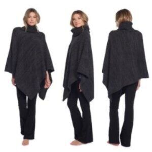 BAREFOOT DREAMS • Women’s CozyChic Point Dume Poncho in Black Carbon One Size